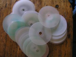 Les galettes de polycarbonates obtenues à partir des disques optiques.
